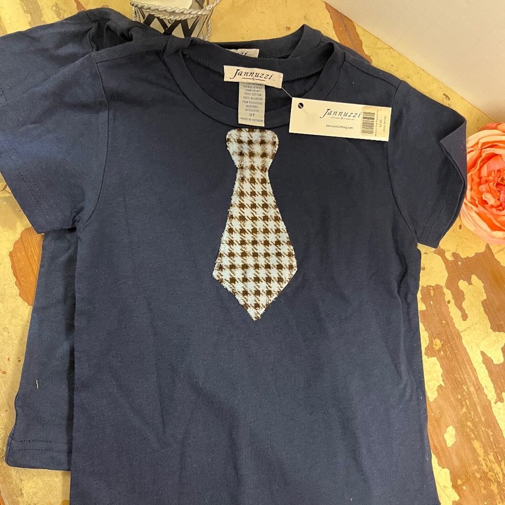👕Boys T-Shirt w/Tie Appliqué 👔